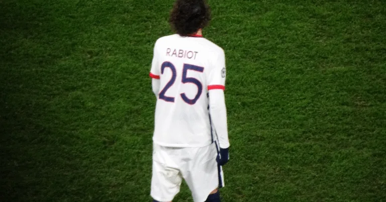 5 raisons étonnantes pour lesquelles Adrien Rabiot 🇫🇷 pourrait rejoindre Galatasaray 💛❤️ 7 Adrien Rabiot ciblé par Galatasaray lors du mercato estival 2025.