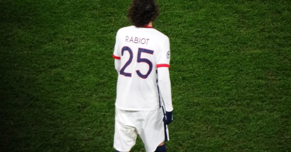 5 raisons étonnantes pour lesquelles Adrien Rabiot 🇫🇷 pourrait rejoindre Galatasaray 💛❤️ 1 Adrien Rabiot ciblé par Galatasaray lors du mercato estival 2025.