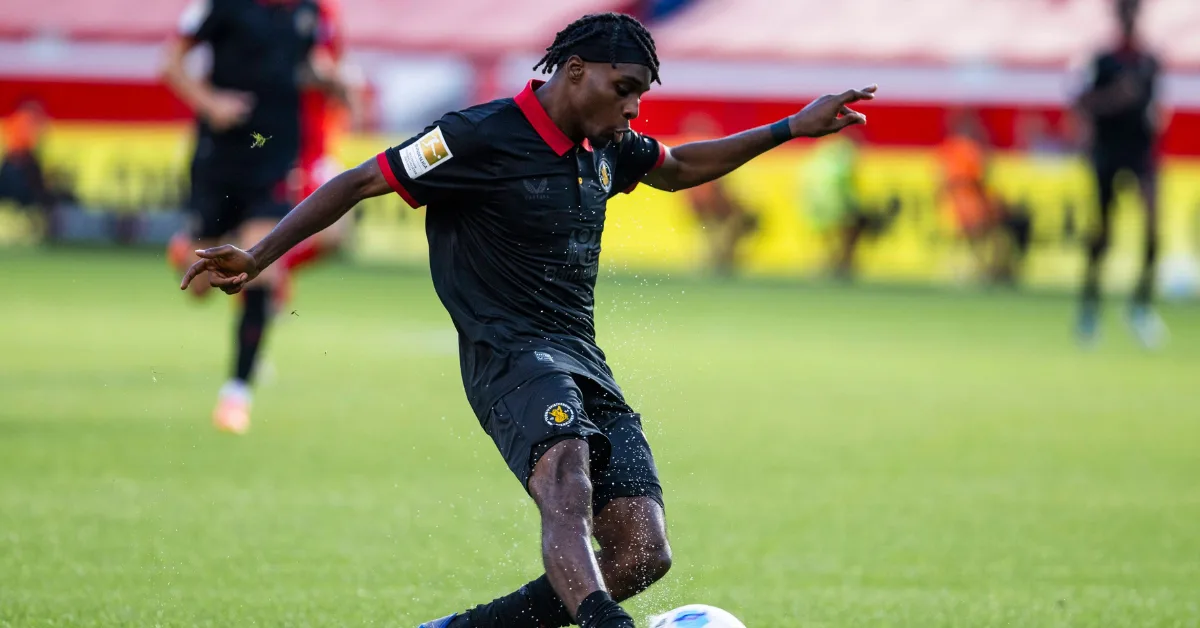 Jérémie Frimpong se tenant la jambe après sa blessure aux ischios-jambiers