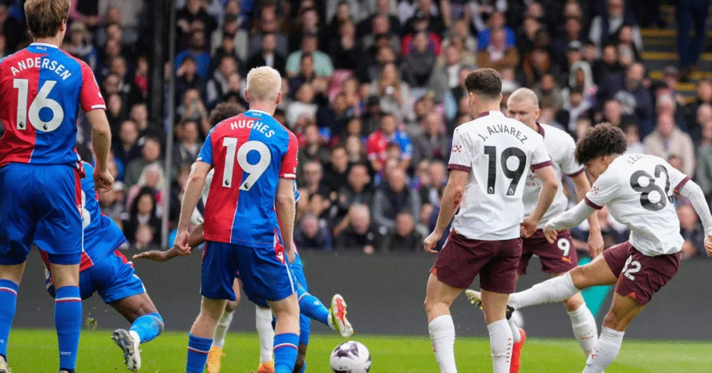 Rico Lewis proche d’une prolongation avec Manchester City jusqu’en 2030 12 Rico Lewis célébrant un match avec Manchester City lors de la saison 2025.