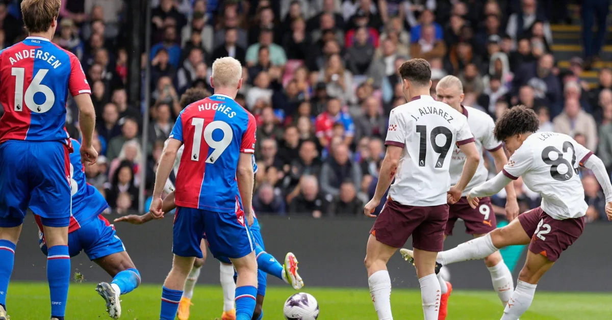 Rico Lewis célébrant un match avec Manchester City lors de la saison 2025.