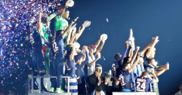 PSG : Présentation Éblouissante de 5 Trophées au Parc des Princes après le match face à Angers ! 🏆❤️💙 6 Les 5 trophées du PSG présentés au Parc des Princes après le match face à Angers