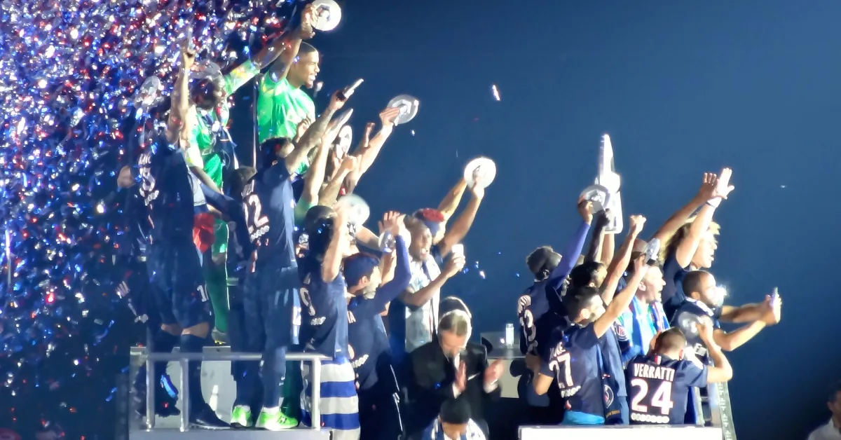 Les 5 trophées du PSG présentés au Parc des Princes après le match face à Angers
